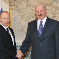 Putins ar telegrammu un ordeni sveic Lukašenko dzimšanas dienā