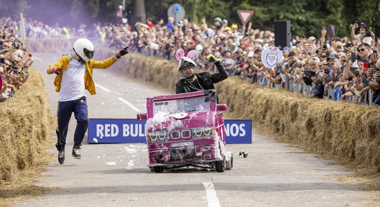 Foto: Talsos aizvadītas trakulīgo braucamrīku sacensības