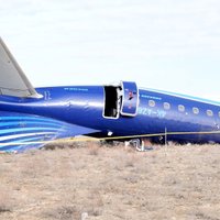 Kazahstānā avarē uz Grozniju lidojusi "Azerbaijan Airlines" lidmašīna, 29 izdzīvo