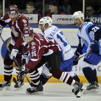 Rīgas 'Dinamo' mazākumā ielaiž trīs vārtus un svarīgā mačā zaudē Minskas 'Dinamo' hokejistiem
