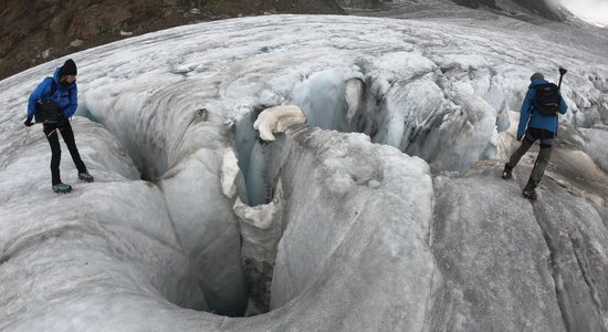 Foto: Skaisti skati, nopietns darbs – Latvijas zinātnieki pēta strauji izzūdošos Alpu ledājus