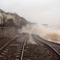 В Британии шторм "смыл" прибрежную железнодорожную станцию