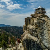 Iespaidīga klints Kalifornijā, no kuras paveras brīnumaina panorāma