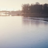 Rīgā aizliedz staigāt pa tikko uzsalušo ledu