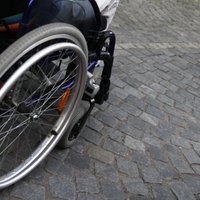 Ierosina lietu par aizliegumu tiesnesei būt par apmaksātu sava bērna invalīda asistenti