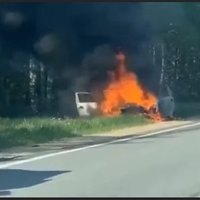 Video: Pēc sadursmes ar kravas mašīnu uz autoceļa Liepājā nodedzis 'BMW'