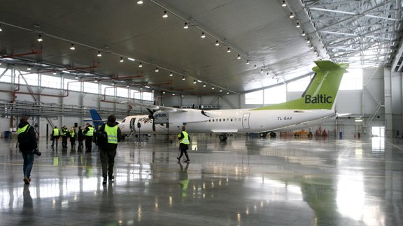 "airBaltic" iepazīstina ar jauno "Bombardier" lidmašīnu. - 56