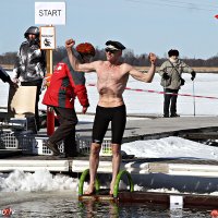 Fotoreportāža: 'Roņi' aizvada 9.Latvijas čempionātu ziemas peldēšanā