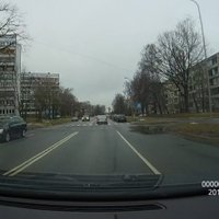 ВИДЕО: Водитель BMW игнорирует "красный" и проносится прямо за спиной пешехода