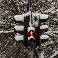 Brīdina par stipru sniegu Kurzemē nakts laikā; izsludināts dzeltenais brīdinājums