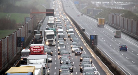 Vācijā satiksmes sastrēgumu kopgarums pērn sasniedzis gandrīz miljonu kilometru