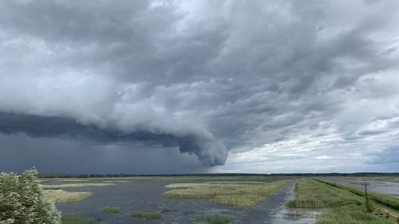  Nofotografēts virpuļviesulis, kas izpostīja vairākas ēkas Balvu novadā - 1