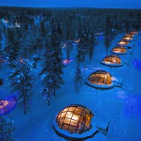 Viena no pasaules interesantākajām ziemas viesnīcām – stikla iglas Lapzemē