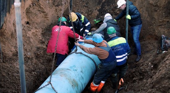 Brasas tilta demontāžas laikā bojāts ūdensvads; brīdina par zemāku spiedienu