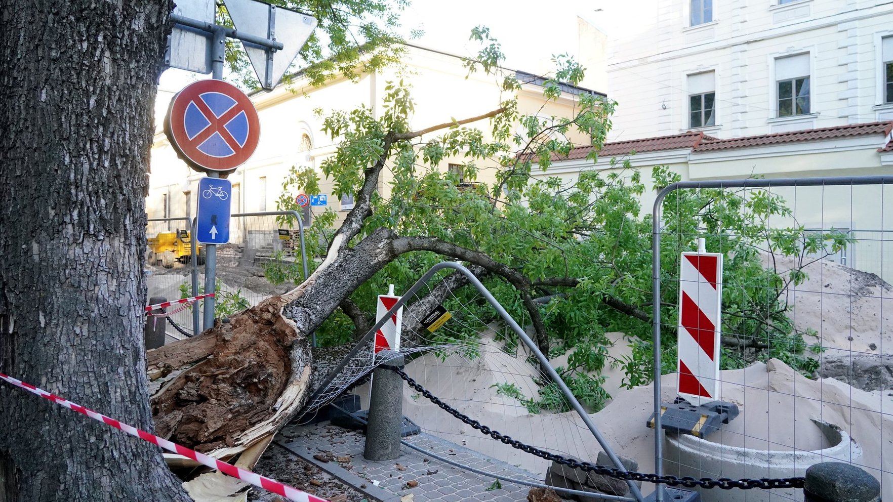 Vējš plosa Latviju – VUGD 117 izsaukumi uz postījumu likvidēšanas darbiem