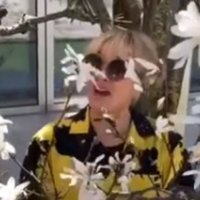 ВИДЕО: Лайма Вайкуле показала свой цветущий сад
