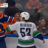 Video: Viens no nīstākajiem NHL spēlētājiem atsakās kauties ar dusmīgo Bļugeru