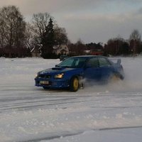 Video: Jaunmārupes ledus trasē rūc un driftē 'Subaru'