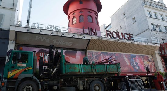 Parīzē zemē nogāzušās Mulenrūžas simbola – Sarkano dzirnavu – lāpstiņas