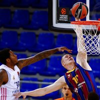 Šmita efektīgs 'slam dunk' aizsāk 'Barcelona' uzvaru 'El Clasico'