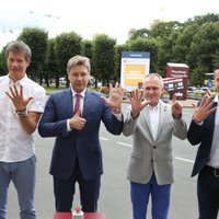 Foto: Rīgas centrā atklāj interaktīvo 'Eurobasket 2015' pulksteni