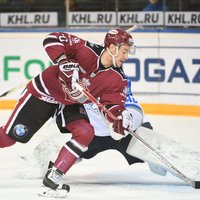 Rīgas 'Dinamo' nervozā cīņā gūst pirmo uzvaru KHL čempionātā Ozoliņa vadībā