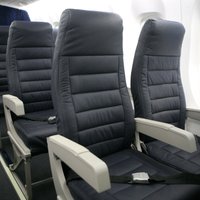 'airBaltic' pasažierei neļauj sēdēt pie rezerves izejas; lidsabiedrība noliedz baumas, ka sievietes nedrīkstot tur sēdēt