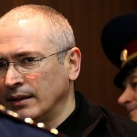 Hodorkovskim un Ļebedevam samazina sodu, varēs iznākt no cietuma 2014.gadā