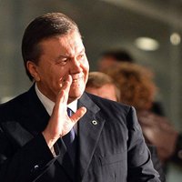 Янукович согласен на переговоры, вандалы портят памятники