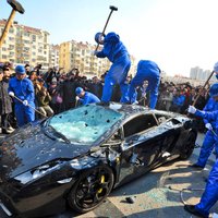 'Lamborghini' īpašnieks sarīko demonstratīvu sava superauto izdemolēšanu