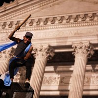Tūkstošiem argentīniešu protestē pret jaunā prezidenta taupības politiku