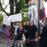 В Риге у посольства РФ прошла акция в поддержку Pussy Riot