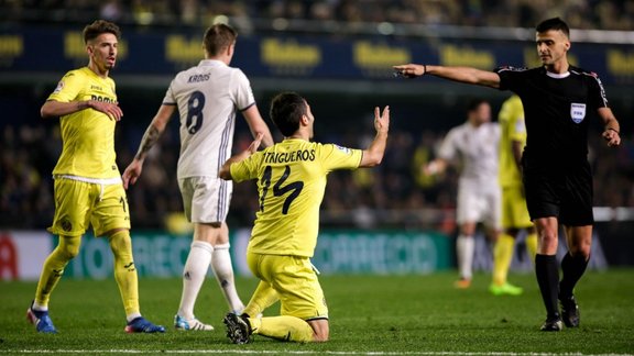 Referee Jesus Manzano points penalty kick Villarreal Manu Trigueros