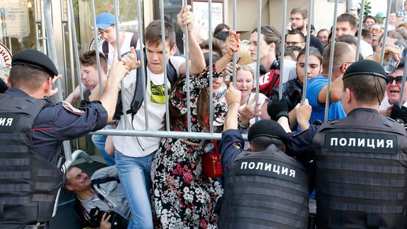 Maskavā opozīcijas protestu akcijas laikā aizturēti vairāk nekā 1000 cilvēki