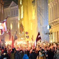 Foto: Tūkstošiem cilvēku lāpu gājienā izgaismo Vecrīgas ielas