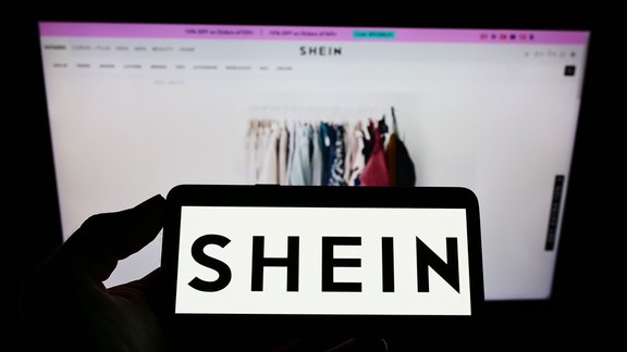 Lielbritānijā studente atrod skorpionu savā "Shein" pasūtījumā