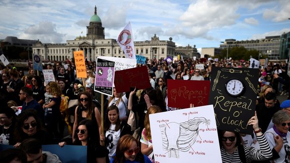  Desmitiem tūkstošu īru iziet demonstrācijās, pieprasot aborta aizlieguma atcelšanu - 9