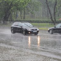 Оранжевое предупреждение: в Латвии ожидаются проливные дожди, дороги может размыть