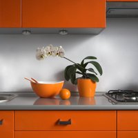 Dzīvespriecīgo krāsu klātbūtne virtuves interjerā – kā panākt gaumīgu un neapnicīgu rezultātu?