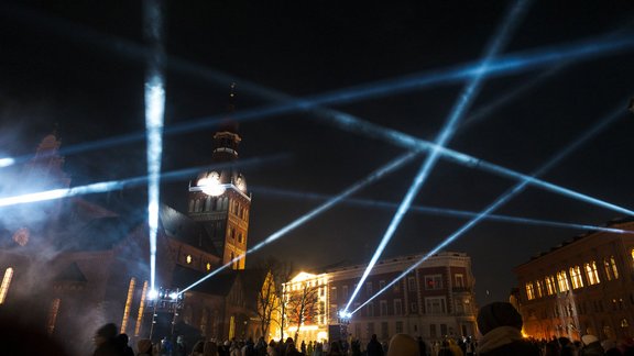 ФОТО. После перерыва в несколько лет Рига вновь засияла огнями фестиваля света Staro Rīga