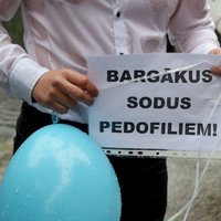 В Риге и Лиепае прошли пикеты против "мягкого приговора" растлителям