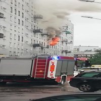 ВИДЕО: В многоэтажном доме в Пурвциемсе загорелась квартира