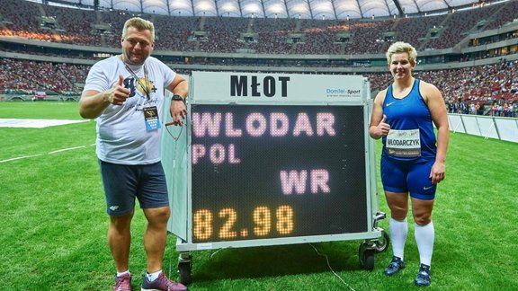 Anita Wlodarczyk celebrates with coach Krzysztof Kliszewski