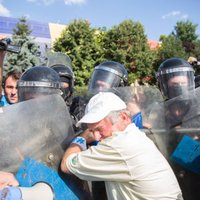 Rumānijā sāk izmeklēt policijas vardarbību pret demonstrantiem