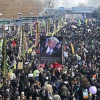 Foto: Irāņi iziet ielās atzīmēt revolūcijas gadskārtu un nosodīt Trampu