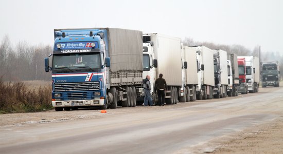 Rindā uz Latvijas un Krievijas robežas stāv vairāk nekā 1400 kravas automašīnas