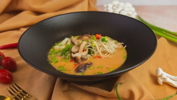 Vegāniskā ramen zupa ar dārzeņiem un sēnēm