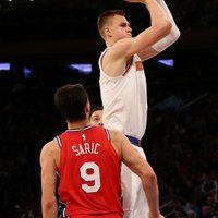 Porziņģa 22 punkti neglābj 'Knicks' no zaudējuma Ziemassvētku spēlē