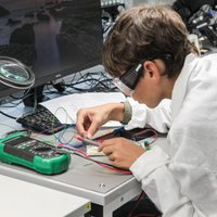 Būvē robotus un programmē bezmaksas STEM nodarbībās Ventspilī