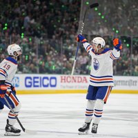 Edmontonas "Oilers" hokejisti nonāk uzvaras attālumā no Stenlija kausa fināla